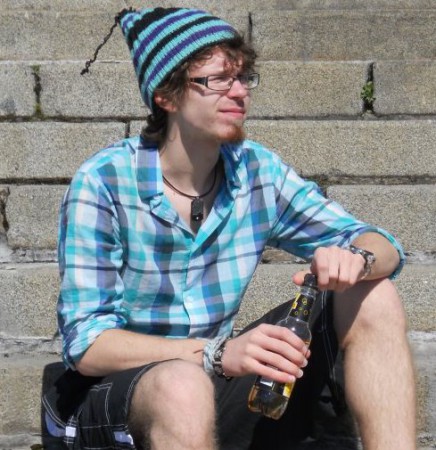 Arnis, 18 ans, aime les comedies stand-up, sortir avec des amis